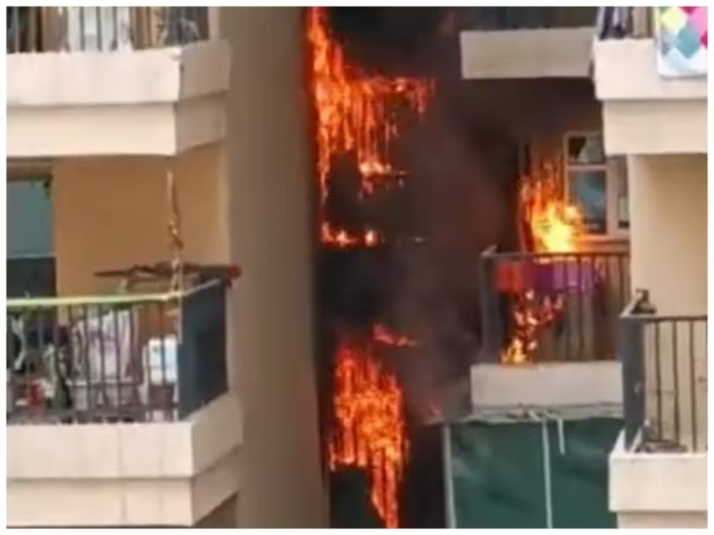 ग्रेटर नोएडा वेस्ट में गौर सिटी के दो फ्लैट में लगी भीषण आग, दमकल की कई गाड़ियां मौके पर मौजूद