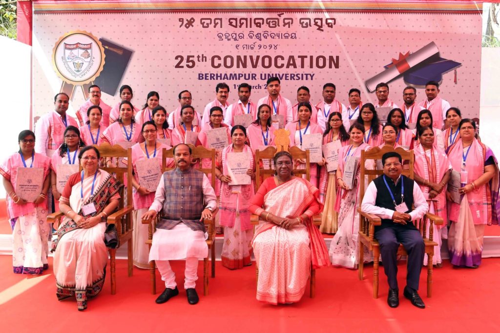 राष्ट्रपति द्रौपदी मुर्मु ने बरहामपुर विश्वविद्यालय के 25वें दीक्षांत समारोह में लिया भाग