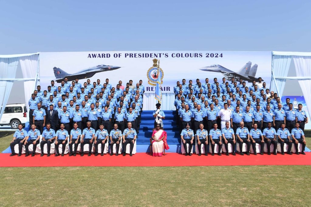 भारत की राष्ट्रपति ने भारतीय वायु सेना की चार इकाइयों को राष्ट्रपति मानक और राष्ट्रपति रंग से किया सम्मानित