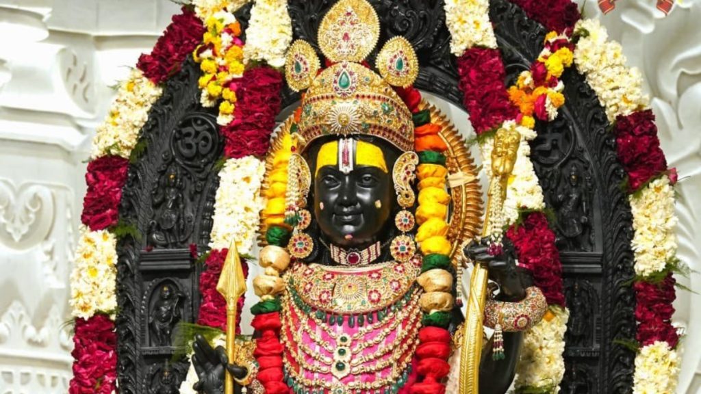 राम मंदिर में पहली होली के लिए उमड़ी भक्तों की भीड़, रमा लला को पेश की गईं विभिन्न रंग बिरंगी मिठाइयां