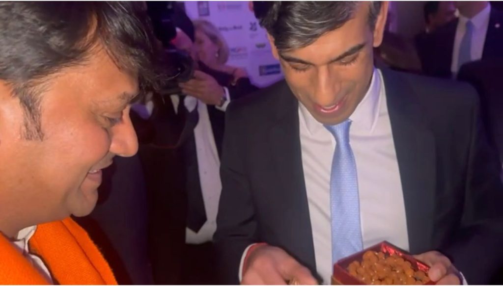 यूके के पीएम ऋषि सुनक को जीजी2 डायवर्सिटी अवार्ड्स में राजराजेश्वर गुरुजी ने किया सम्मानित