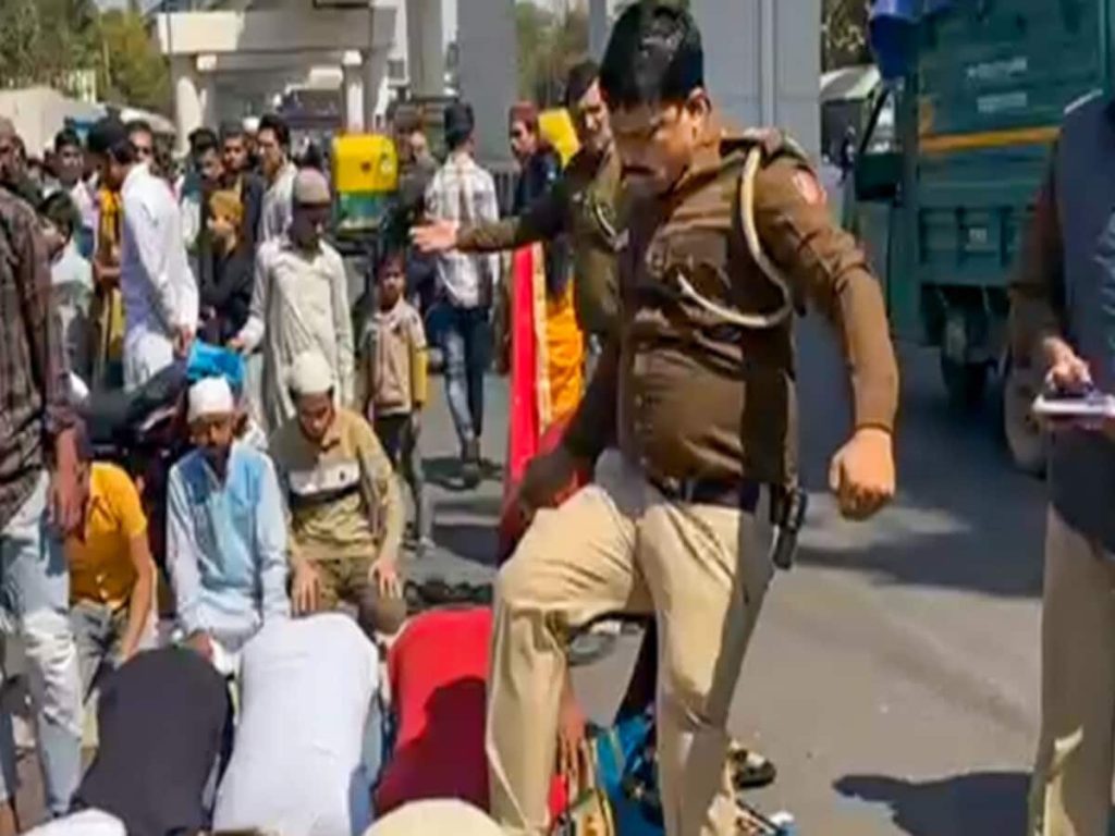 इंस्पेक्टर मनोज तोमर ने नमाजियों को ठोकर मार कर पुलिस की साख पर बट्टा लगाया