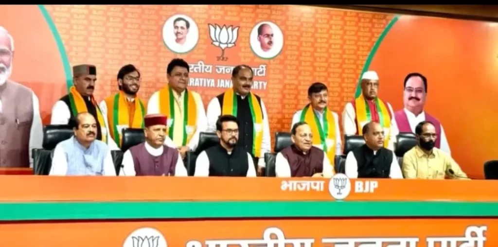 नई दिल्ली में हिमाचल प्रदेश के 6 अयोग्य कांग्रेसी विधायक भाजपा में हुए शामिल