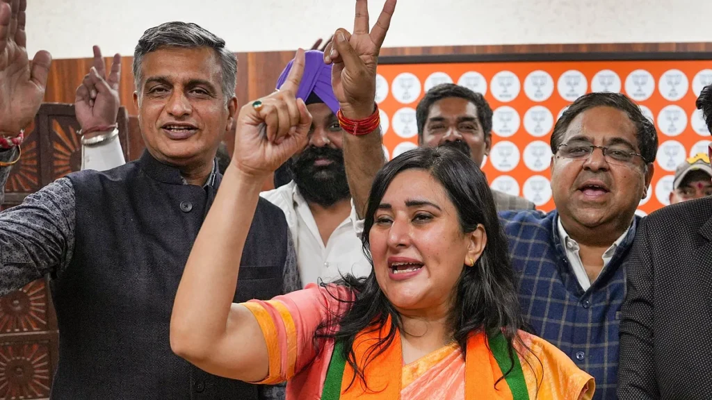 नई दिल्ली सीट से बांसुरी स्वराज ने भरा पर्चा, रोड शो में भी हुई शामिल