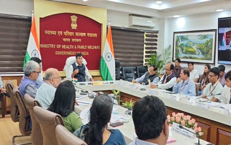 केंद्रीय स्वास्थ्य मंत्री डॉक्टर मनसुख मांडविया ने गर्मी से संबंधित तैयारियों की समीक्षा के लिए एक बैठक की अध्यक्षता की