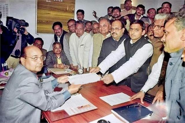 नामांकन से पहले अखिलेश यादव ने 20 साल पुरानी तस्वीर शेयर कर दिखाए सियासी सफर के शुरुआती पल