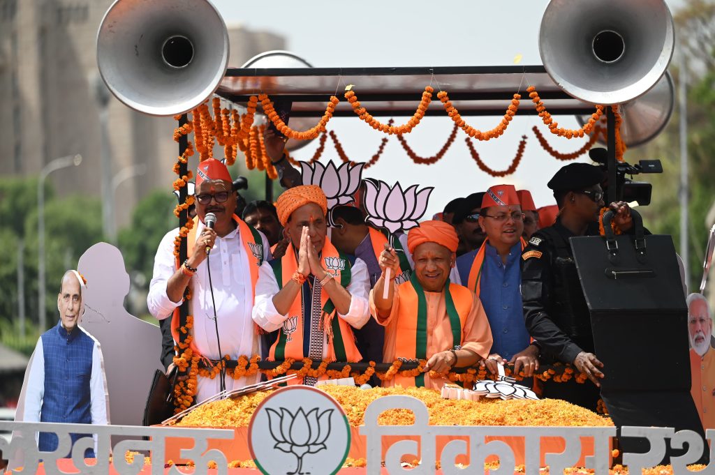 रक्षा मंत्री राजनाथ सिंह और उत्तरांखड के सीएम पुष्कर सिंह धामी समेत कई नेता पहुंचे लखनऊ, सीएम योगी ने किया स्वागत