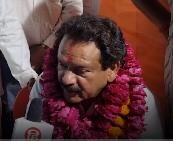 मंत्री एस पी सिंह बघेल पर मेहरबान मुस्लिम समाज, इप्तार पार्टी में लड्डुओं से तौले गए केंद्रीय राज्य मंत्री