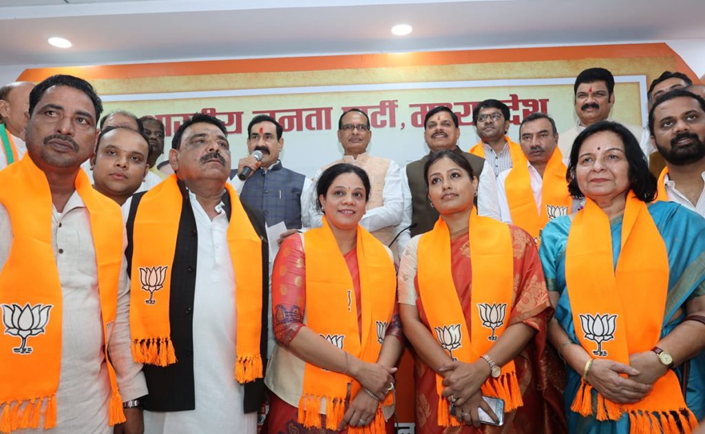 कांग्रेस को बड़ा झटका ,मध्य प्रदेश में पूर्व विधायक सहित अनेक नेता भाजपा में शामिल