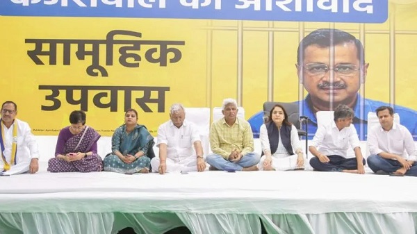 सीएम केजरीवाल की गिरफ्तारी के खिलाफ जंतर-मंतर पर आप कार्यकर्ताओं ने किया ‘सामूहिक उपवास’