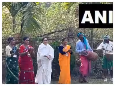 जलपाईगुड़ी में CM ममता ने आदिवासियों संग बजाया ढोल, धुन पर जमकर किया डांस