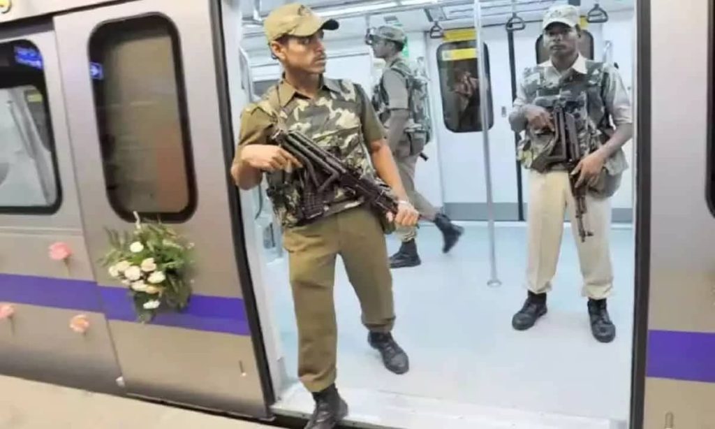 दिल्ली मेट्रो में अब पुलिस के जवान हथियारों के साथ करेंगे सफर, प्रस्ताव को मिली हरी झंडी