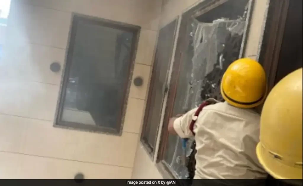 दिल्ली के सदर बाजार में मकान में लगी आग,दो बहनों की मौत