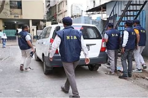 बंगाल में ED के बाद अब NIA की टीम पर हमला, 150 ग्रामीणों की भीड़ ने कार को घेरकर बरसाए पत्थर, दो अधिकारी घायल