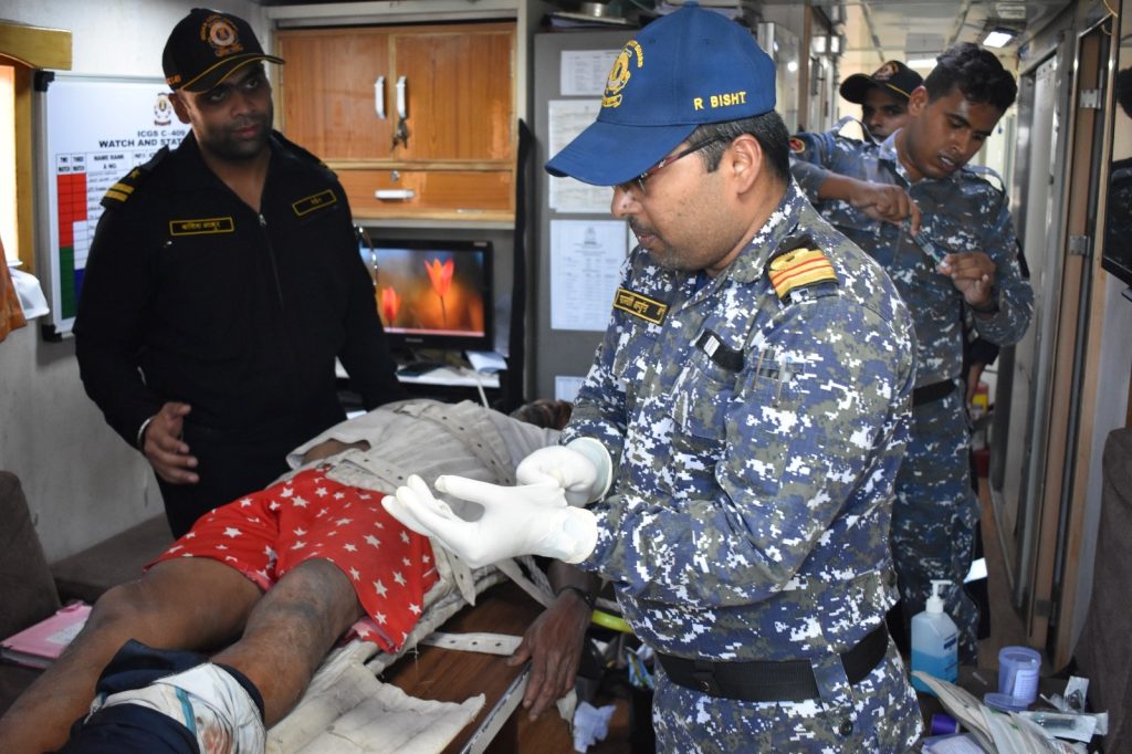 भारतीय तटरक्षक बल ने खंबात की खाड़ी में नौका में गंभीर रूप से घायल चालक दल के सदस्यी को सुरक्षित निकाला