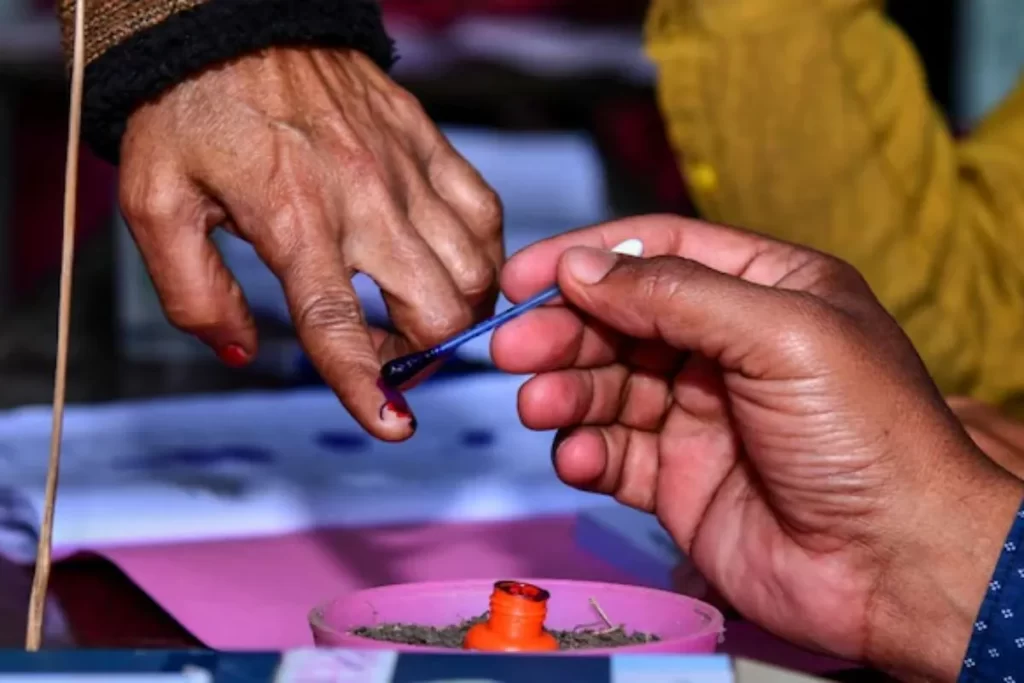 लोकसभा की 13 राज्यों व केंद्र शासित प्रदेशों की 88 सीटों पर चुनाव संपन्न, 12 सौ उम्मीदवारों का फैसला ईवीएम में कैद