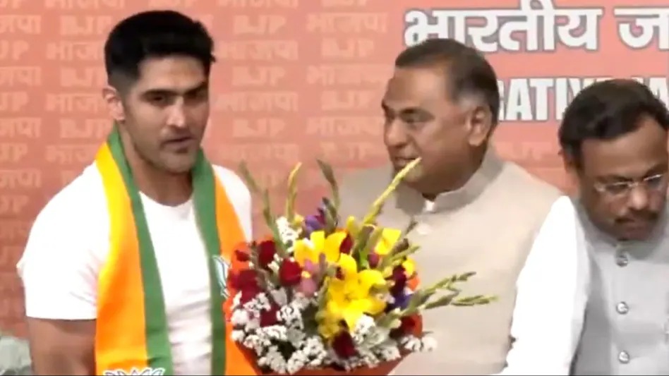कांग्रेस को फिर झटका, बीजेपी में हुए शामिल ओलंपिक मेडल विजेता बॉक्सर विजेंदर सिंह
