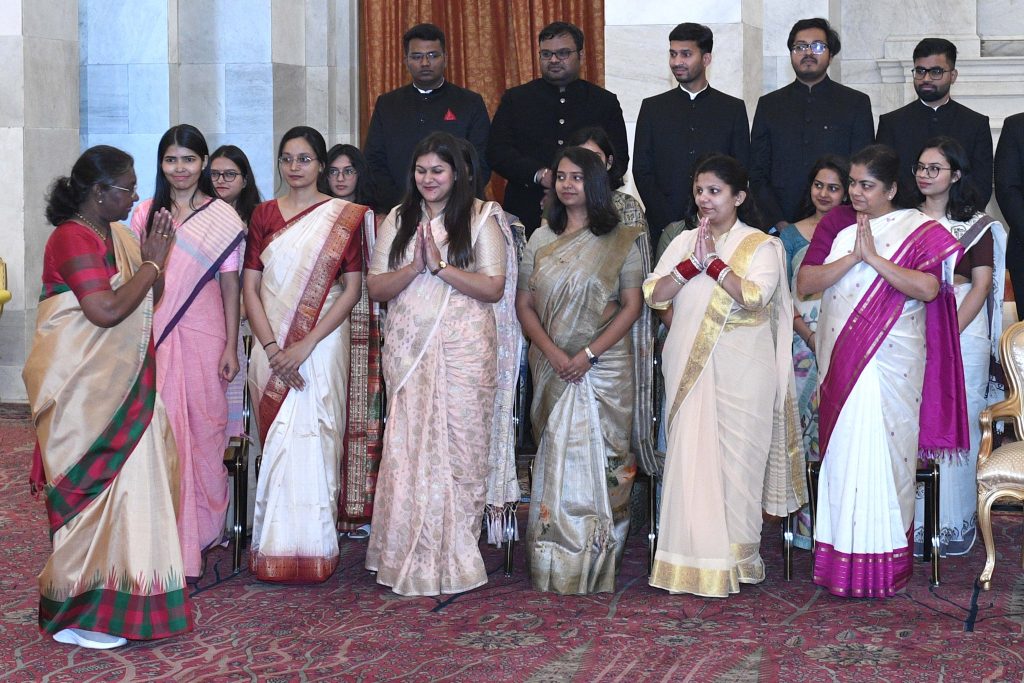 भारतीय आर्थिक सेवा के परिवीक्षाधीन अधिकारियों ने राष्ट्रपति से की मुलाकात