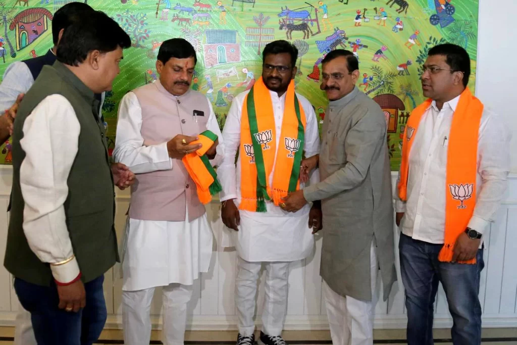 लोकसभा चुनाव से पहले कमलनाथ को एक और झटका, छिंदवाड़ा के महापौर भाजपा में शामिल