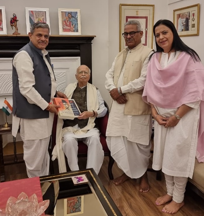 आरएसएस के सरकार्यवाह दत्तात्रेय होसबाले समेत कई नेताओं ने की आडवाणी से मुलाकात