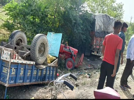 यूपी के मैनपुरी में ट्रक ने सड़क पर खड़े ट्रैक्टर को टक्कर मारी, 4 की मौत