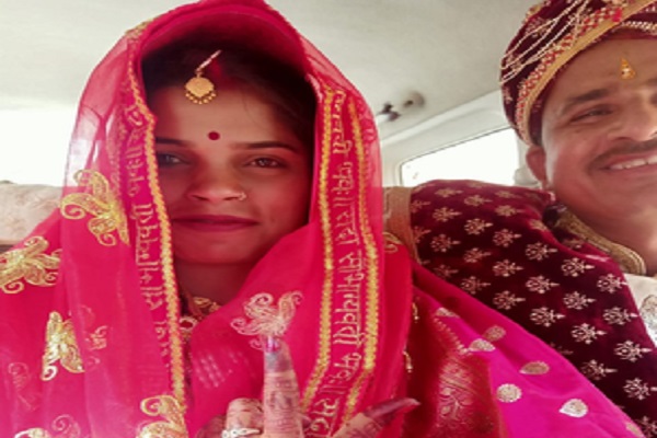 मंडला संसदीय क्षेत्र में विदाई से पहले वधू ने किया मतदान