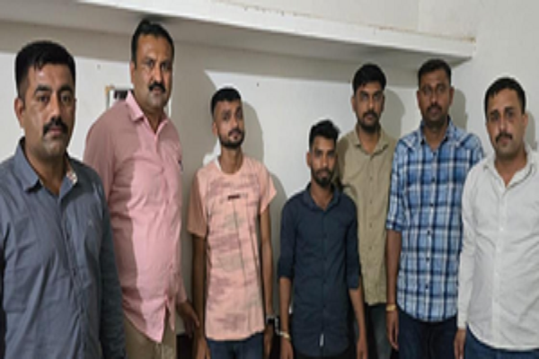 सलमान खान के घर के बाहर फायरिंग करने वाले आरोपीयों को मुंबई क्राइम ब्रांच ने गुजरात के कच्छ से किया अरेस्ट