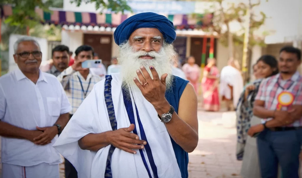 लोकसभा चुनाव के पहले चरण में 102 सीटों पर मतदान शुरू, बंगाल के कूच बिहार में मतदान केंद्र पर पथराव