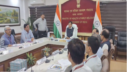 डॉ. मनसुख मांडविया ने गर्मी से संबंधित बीमारियों के प्रबंधन के लिए सार्वजनिक स्वास्थ्य से जुड़ी तैयारियों की समीक्षा की