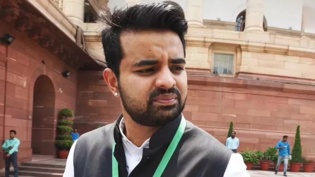 अश्लील वीडियो मामले में जेडीएस सांसद प्रज्वल रेवन्ना की बढ़ीं मुश्किलें, सरकार ने जारी किया लुकआउट नोटिस