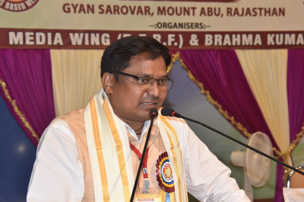 माउंट आबू में आयोजित राष्ट्रीय मीडिया महासम्मेलन में डॉ. अमित विश्वास की पुस्तक ‘भूमंडलीकरण : मीडिया की आचार संहिता’ का हुआ विमोचन