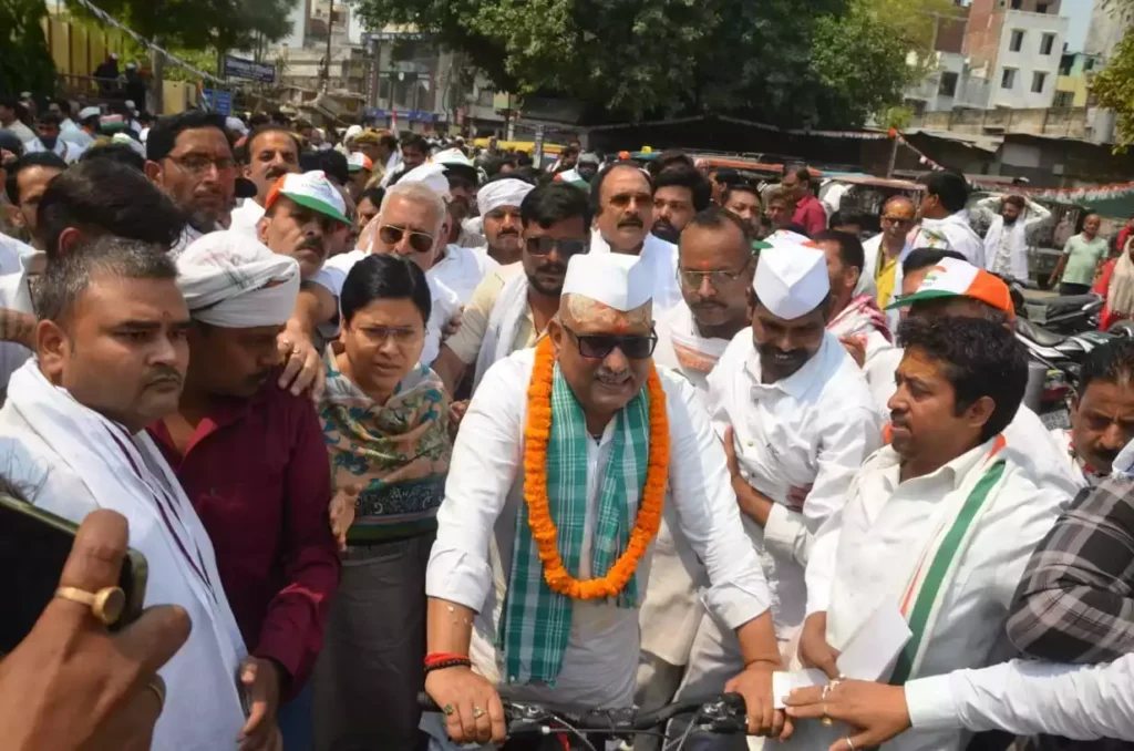 नामांकन करने पहुंचे अजय राय ने कहा -“भीषण महंगाई में पूरा देश साइकिल पर चलने को मजबूर “