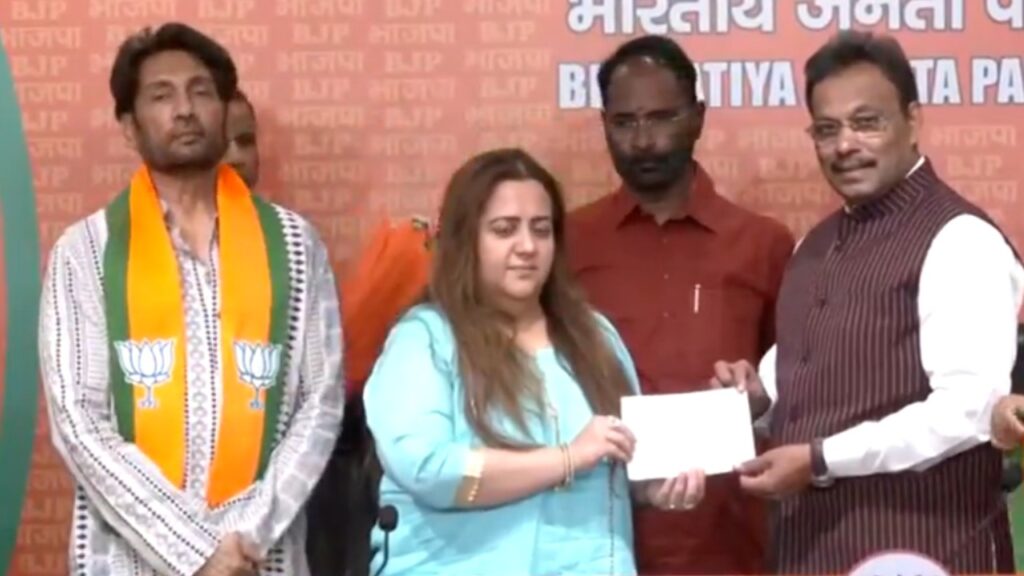 मतदान के दिन कांग्रेस को झटका, भाजपा में शामिल हुए शेखर सुमन और राधिका खेड़ा