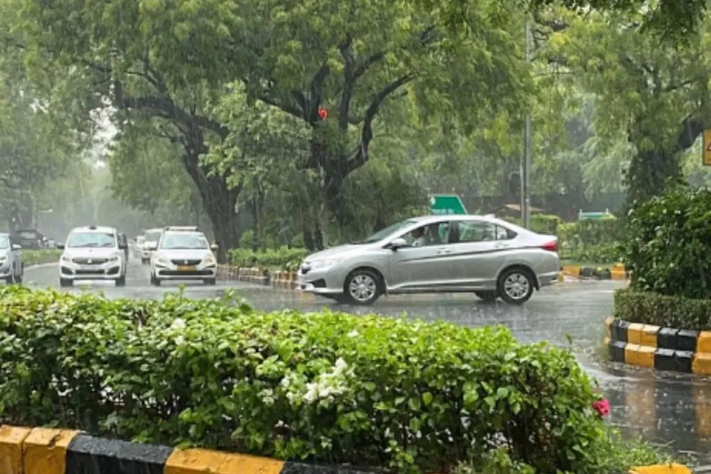 दिल्ली में आसमान छूने वाली गर्मी के बीच ,झमाझम बरसे बादल; मौसम हुआ सुहावना