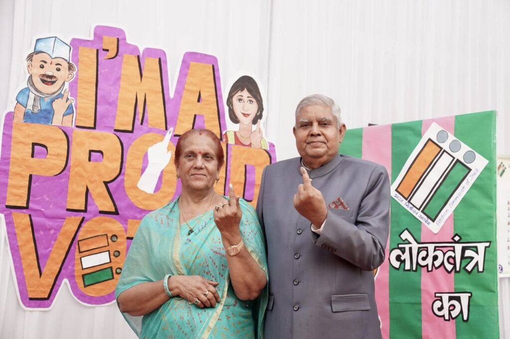 उपराष्ट्रपति ने आज लोकसभा चुनाव में मतदान किया और सभी से अपने मताधिकार का प्रयोग करने का किया आग्रह