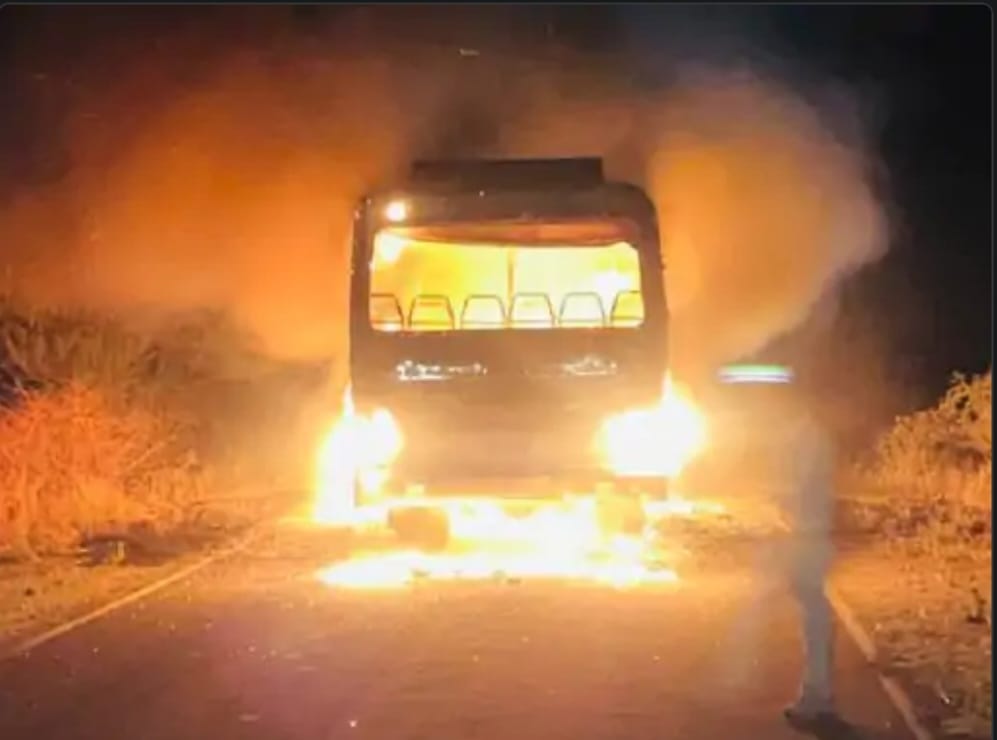 मतदान कर्मियों को लेकर लौट रही बस में भीषण आग, कर्मियों ने कूदकर बचाई जान, 3 ईवीएम को नुकसान