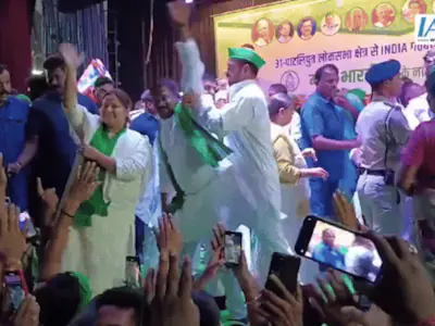 तेज प्रताप ने खोया आपा, अपनी ही पार्टी कार्यकर्ताओं के साथ की हाथापाई और दिया धक्का | Video हुआ Viral