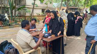 बेंगलुरु के जर्नल पोस्ट ऑफिस में खाता खुलवाने के लिए लगी महिलाओं की लंबी कतारे, जानें क्या है मामला
