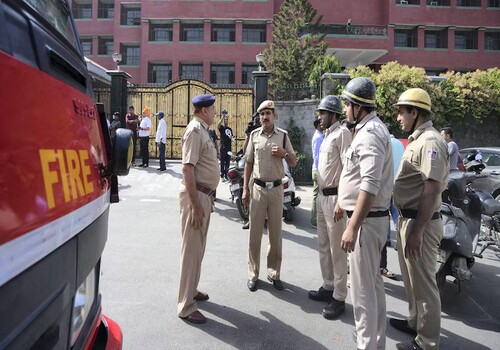 दिल्ली-NCR के 100 से ज्यादा स्कूलों को मिली बम की धमकी की धमकी, मचा हड़कंप