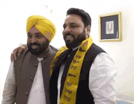होशियारपुर से बसपा प्रत्याशी राकेश सोमन आप में शामिल, सीएम मान ने किया स्वागत