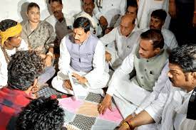मुख्यमंत्री मोहन यादव सागर में पीड़ित परिवार से मिले ,आर्थिक मदद और पुलिस चौकी खोलने का किया ऐलान