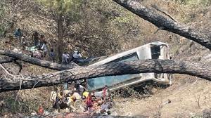 हाथरस से जम्मू जा रही श्रद्धालुओं से भरी बस हुई हादसे का शिकार, खाई में गिरने से 15 लोगों की मौत