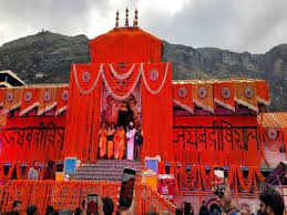 छह महीने के विराम के बाद मंत्रोच्चार और मधुर धुनों के साथ खुले बद्रीनाथ मंदिर के कपाट