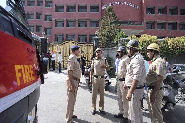 दिल्ली के स्कूलों से बम बरामदगी संबंधी वायरल व्हाट्सऐप संदेशों को पुलिस ने बताया निराधार