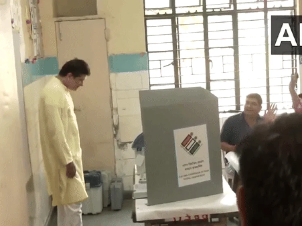 दिल्ली सरकार के मंत्री ने वोट डालने के बाद की EVM की पूरी पड़ताल, तसल्ली मिलने के बाद ही… | VIDEO हो रहा Viral