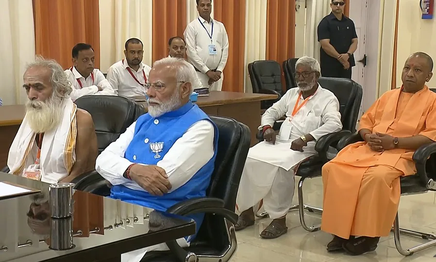 कौन हैं गणेश्वर शास्त्री द्रविड़ जो पीएम मोदी संग नामांकन भरने के दौरान आए नजर