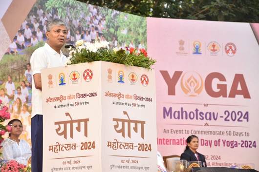 गुजरात के सूरत स्थित पुलिस परेड ग्राउंड में 7,000 से अधिक योग उत्सुक लोगों ने एक साथ सामान्य योग प्रोटोकॉल का किया अभ्यास