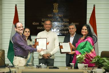 एमएसडीई ने ड्रोन दीदी योजना के तहत दो पायलट परियोजनाओं के संचालन के लिए महिंद्रा एंड महिंद्रा लिमिटेड के साथ समझौता ज्ञापन पर किए हस्ताक्षर