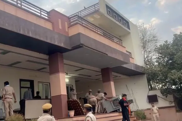 पुलिस और वन विभाग की संयुक्त टीम ने कांग्रेस नेता अमीन पठान के फार्म हाउस पर चलाया बुलडोजर