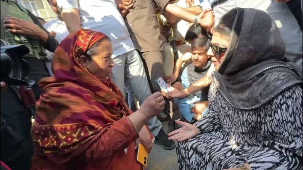 अनंतनाग-राजौरी सीट पर चुनाव के बीच धरने पर बैठीं महबूबा मुफ्ती, यहाँ जानें क्या है मामला?